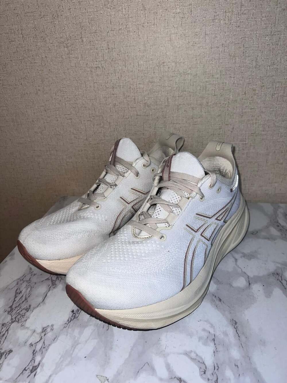 ASICS Gel-Nimbus 26 Size 10.5 White Cream Running Shoes
